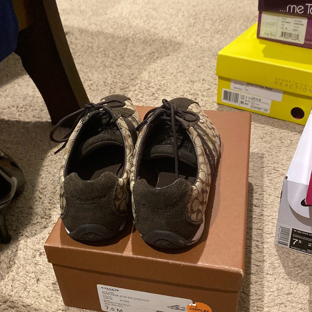 Coach tennis size 7 1/2 in the original box good condition